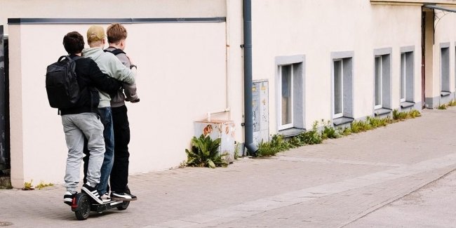 В Естонії хочуть заборонити їздити на електросамокатах дітям до 10 років