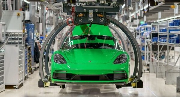 Porsche зменшує штат через зниження прибутковості.