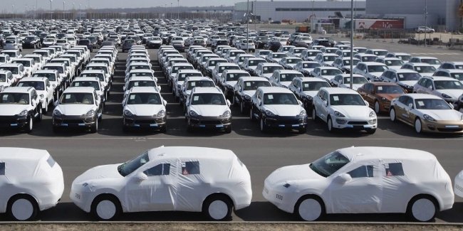 Збройний конфлікт обернув африканський острівний рай на виставку елітних авто.