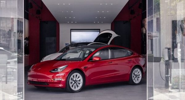 Автопродажі в Європі на підйомі: електрокари витісняють бензинові авто.