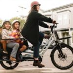 В Америці презентували чотиримісний електромотоцикл з вражаючим запасом ходу.