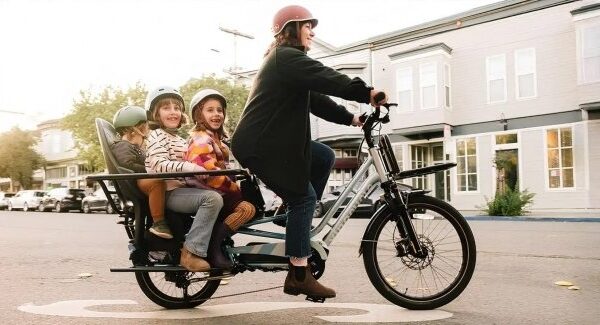 В Америці презентували чотиримісний електромотоцикл з вражаючим запасом ходу.