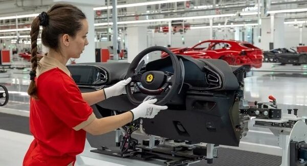 Ferrari призупиняє відправки на Середній Схід у зв’язку з регіональним конфліктом.