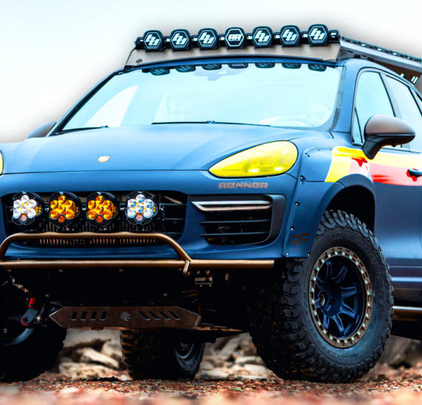 Цей Porsche вважає, що тротуар призначений для людей, які купили не той позашляховик