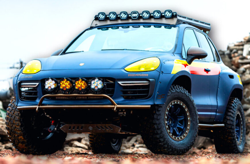 Цей Porsche вважає, що тротуар призначений для людей, які купили не той позашляховик