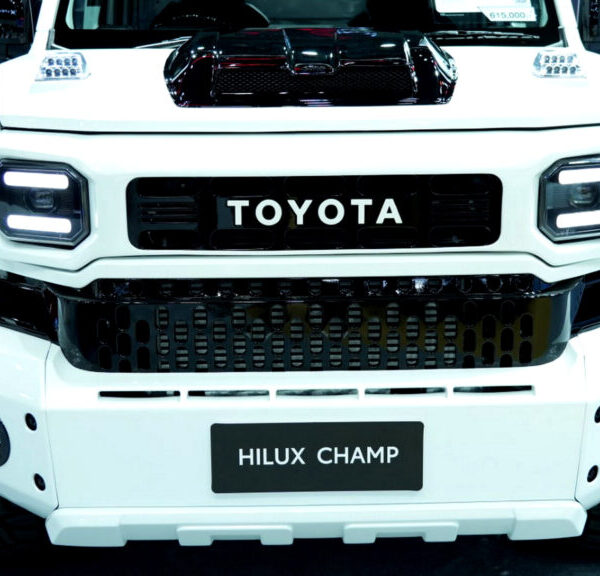 Пікап Toyota вартістю 15 800 доларів поїхав до Бангкока, а повернувся схожим на Brabus