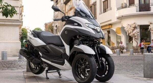 Yamaha представила оригінальний триколісний моторолер з ейрбегом