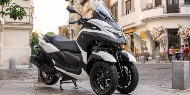 Yamaha представила оригінальний триколісний моторолер з ейрбегом