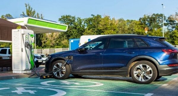 Стрибок цін на бензин спричинив бум продажів електрокарів у Європі.