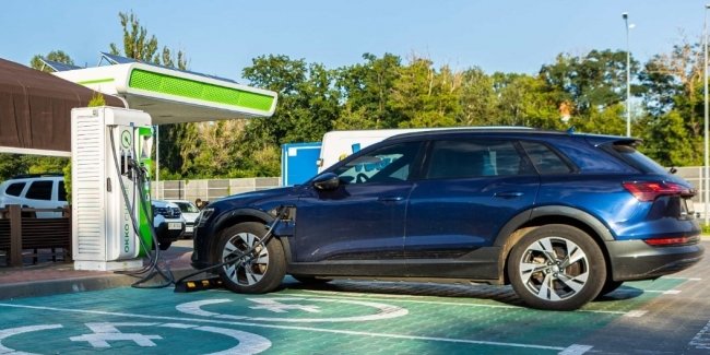 Стрибок цін на бензин спричинив бум продажів електрокарів у Європі.