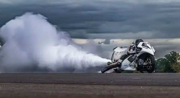 Британський конструктор досяг швидкості 311 км/год на паровому байку.