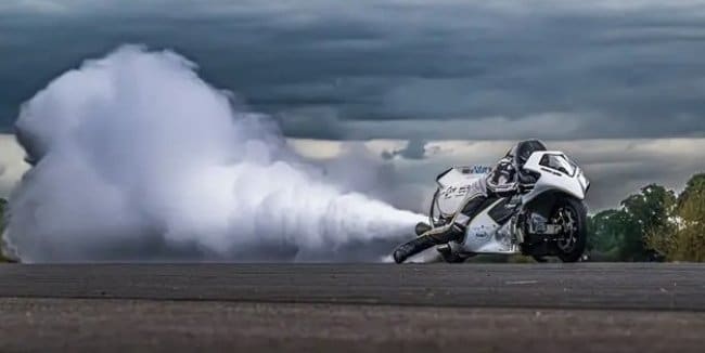 Британський конструктор досяг швидкості 311 км/год на паровому байку.