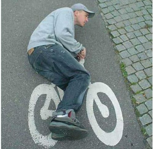 Кого слід боятися велосипедисту на дорозі?