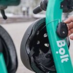 Литовські клієнти Bolt вкрали тисячі захисних шоломів для електросамокатів.