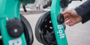 Литовські клієнти Bolt вкрали тисячі захисних шоломів для електросамокатів.