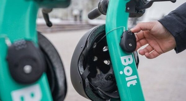 Литовські клієнти Bolt вкрали тисячі захисних шоломів для електросамокатів.