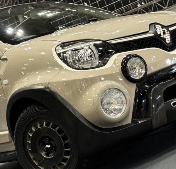 Комплект Hatano для Twingo вартістю 8500 доларів США створює враження 911 Dakar з міським&hellip;