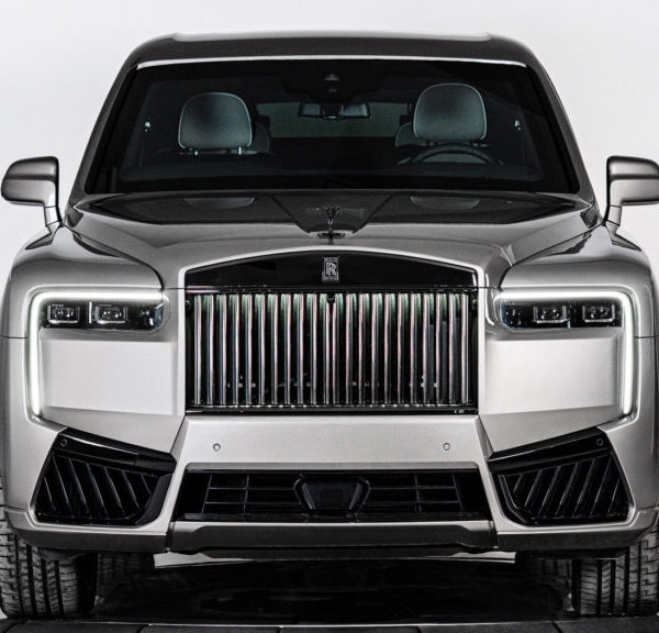 Цей Rolls-Royce Cullinan виглядає як стандартний, але не піддається впливу гранати