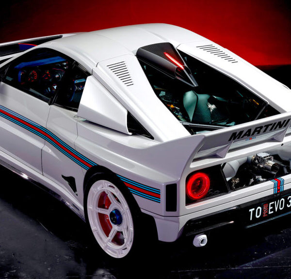 Суперкар Кімери EVO38 у смугастих кольорах Martini працює на паливі, якого Ferrari не хоче&hellip;
