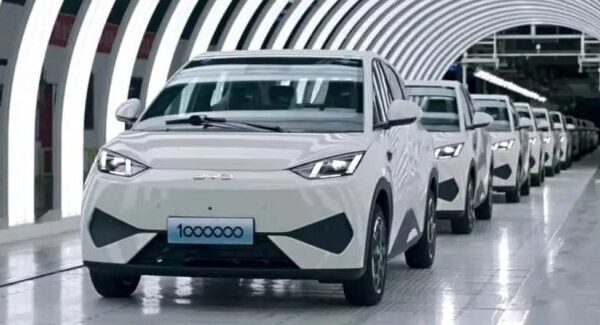 Електромобілі Tesla лідирують у світових продажах.