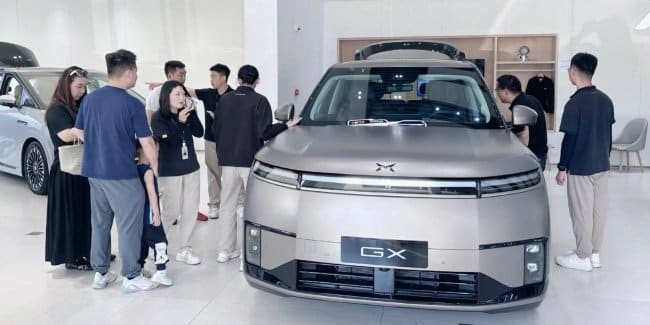 Китай: різке падіння автопродажів.