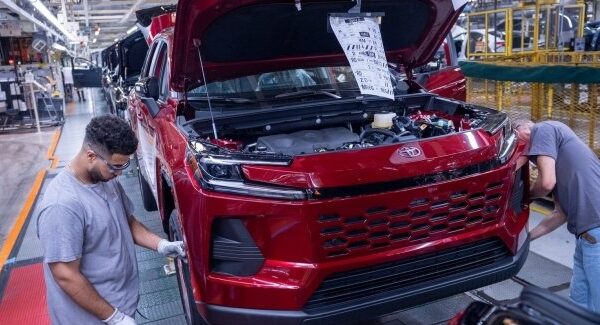 Toyota зменшує випуск нових RAV4