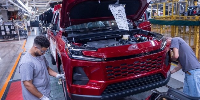 Toyota зменшує випуск нових RAV4