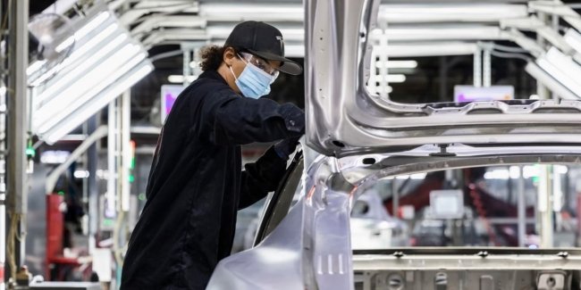 Tesla значно нарощує випуск електричних автомобілів у Європі