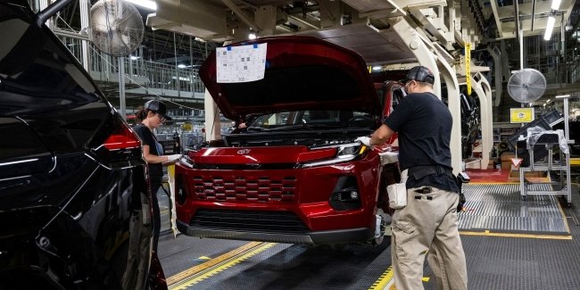 Світові продажі Toyota знижуються четвертий місяць поспіль