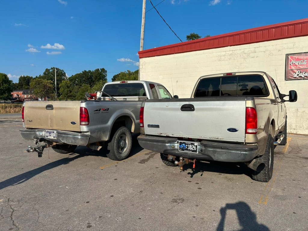 Два Ford F-250 з протилежними кольорами заднього борту
