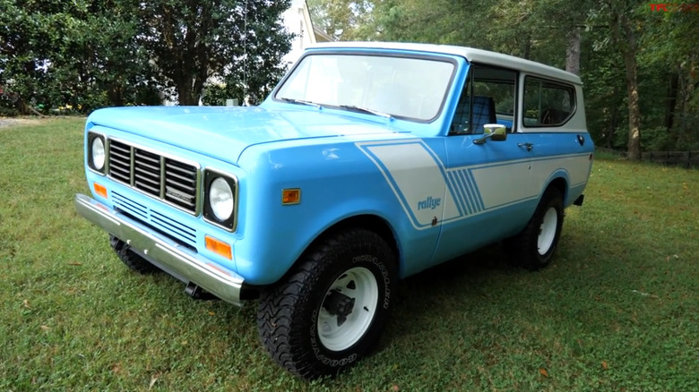 Міжнародний Harvester Scout II Rallye, припаркований на траві