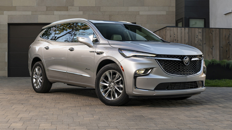 Buick Enclave Avenir 2025 року перед будівлею