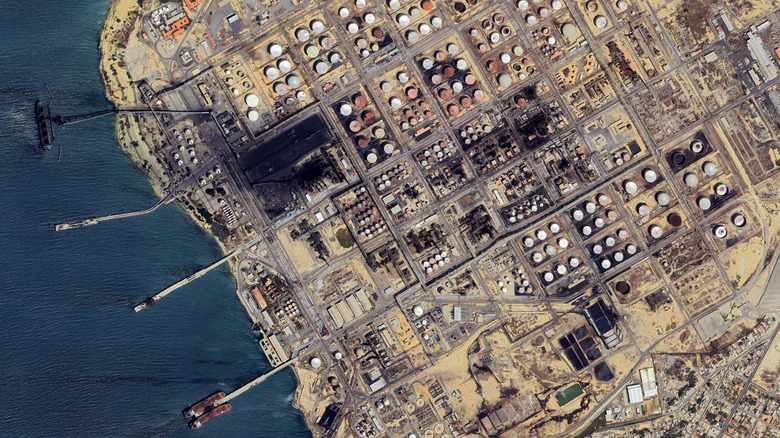 Супутниковий вид на нафтопереробний комплекс Парагуана, Венесуела