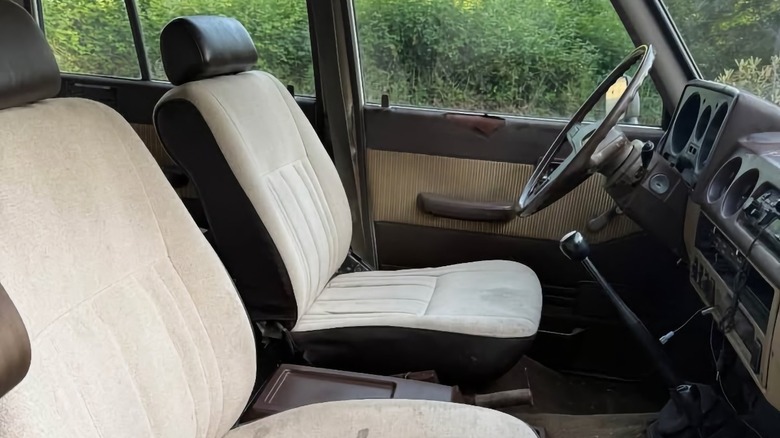 Інтер'єр Toyota Land Cruiser 1983 року з двигуном SBC.