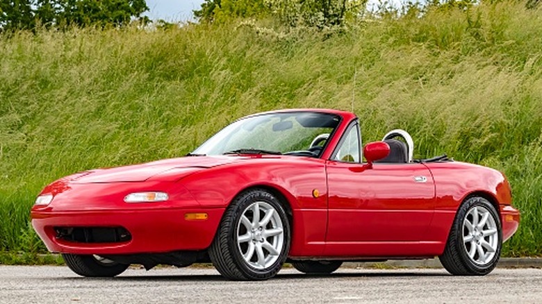 Загреб, Хорватія – 20 травня 2019 року: Mazda MX-5, також відома як Miata, зупинилася на дорозі. Цей культовий японський спортивний родстер став дуже популярним у вісімдесятих завдяки доступності.