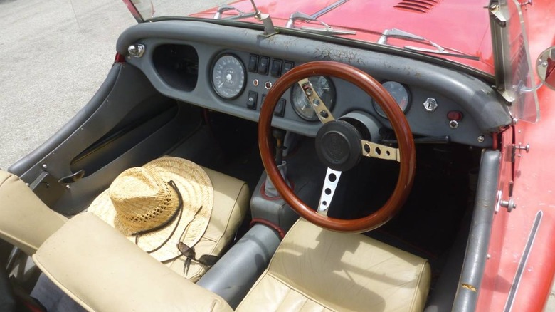 1973 Morgan Plus 8 панель приладів та сидіння
