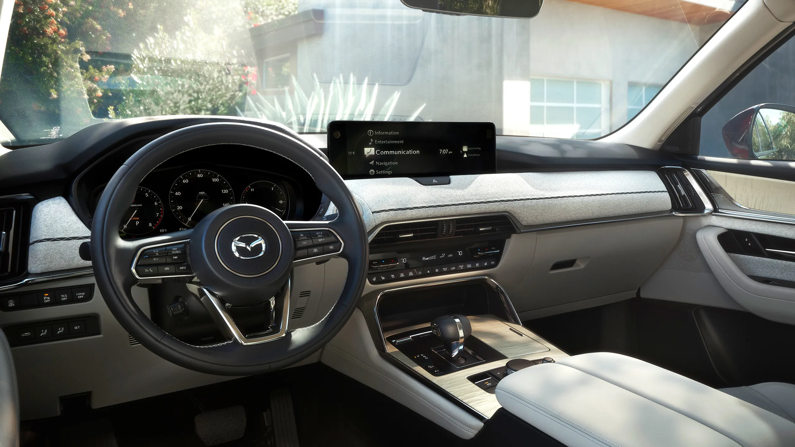 Приладова панель Mazda CX-90.