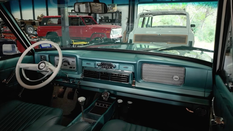 Інтер'єр 1966 Jeep Super Wagoneer