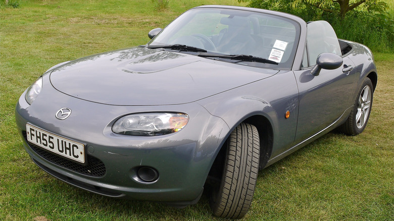 Темно-сіра Mazda MX5