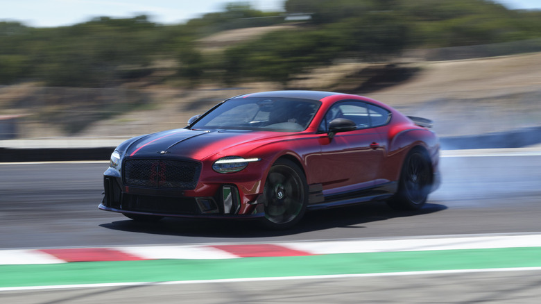 Передній вид червоного і чорного Bentley Supersports в дрифті