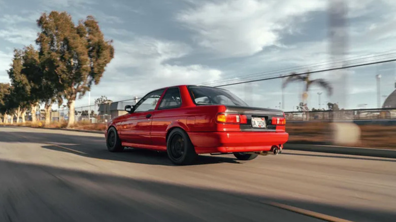 Червона Sentra SE-R 1991 року, вид ззаду три чверті