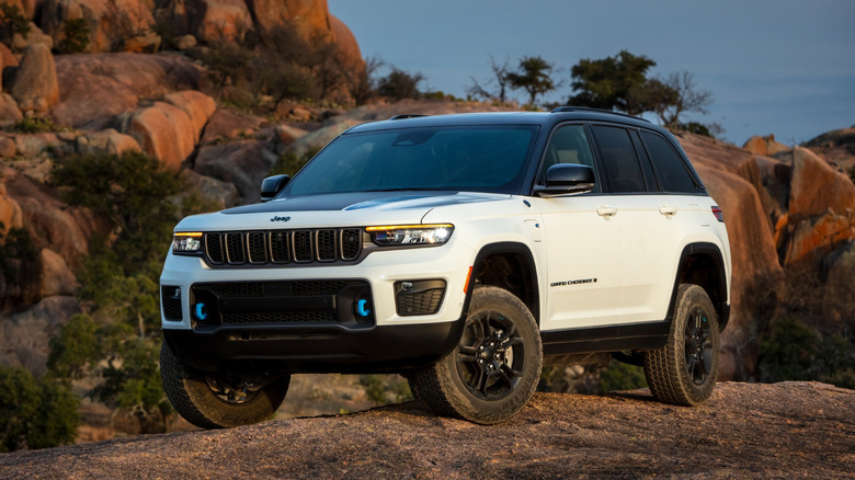 Jeep Grand Cherokee 2022 року на скелястому піку.