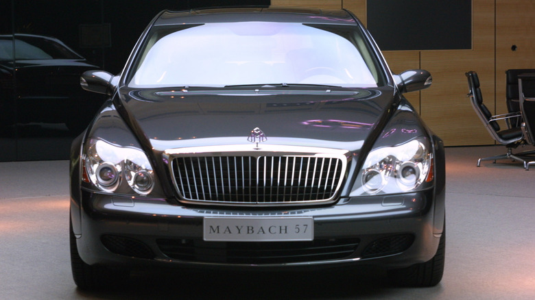 Передній вид темно-сірого Mercedes Maybach 57 S.