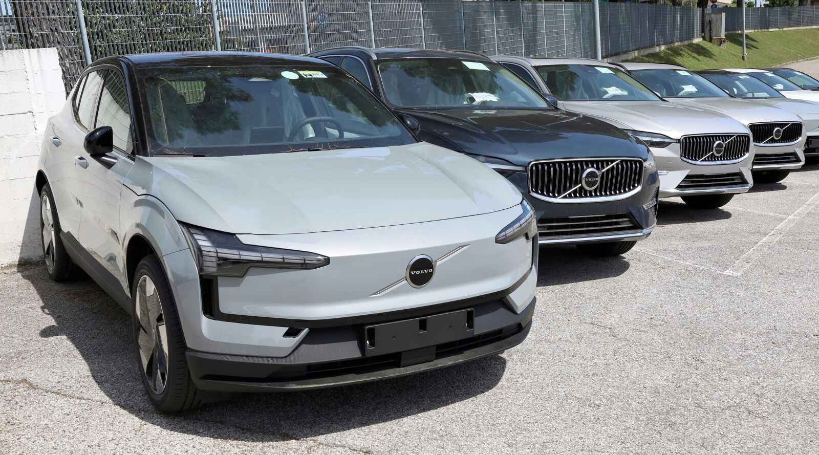 Volvo EX90 EV на парковці дилерського центру