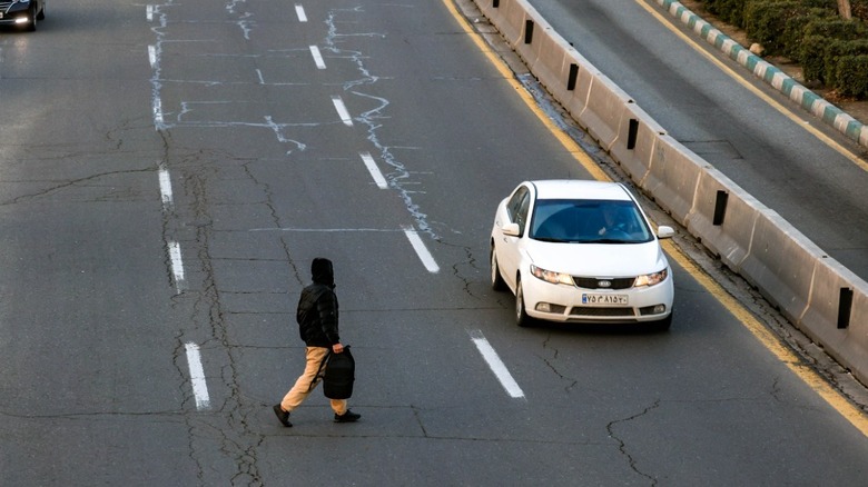 Пішохід переходить багатосмугову автомагістраль
