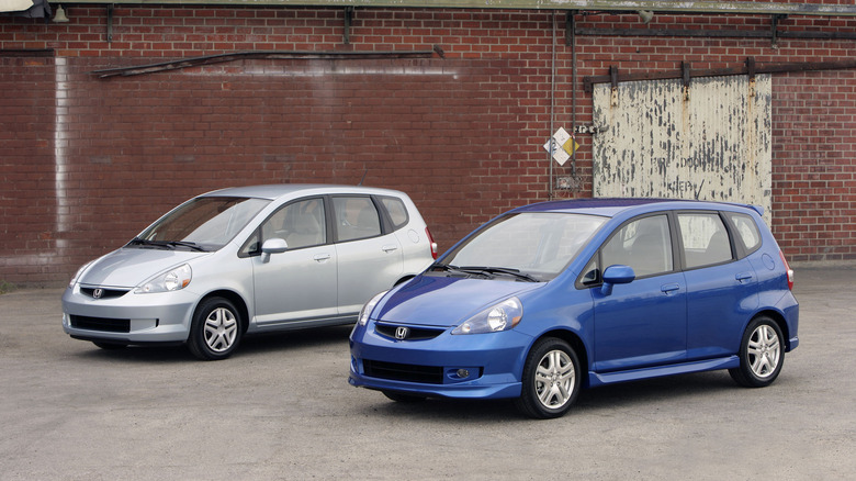 Сріблястий та синій Honda Fit