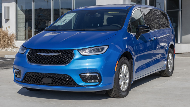 Кокомо – 8 березня 2026 року: мінівен Chrysler Pacifica Select на виставці в дилерському центрі. Chrysler пропонує Pacifica з двигуном V6 VVT об'ємом 3,6 л. Модель 2026 року.