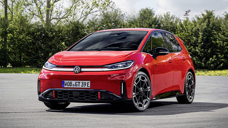 Передній 3/4 вид червоного Volkswagen ID.3 GTI
