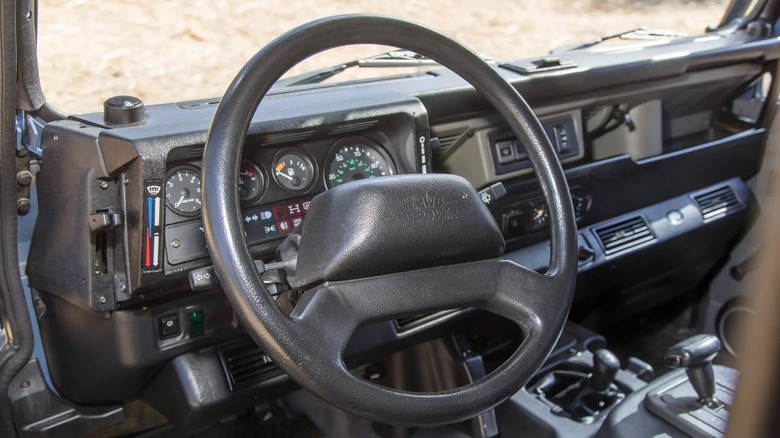 Салон Land Rover Defender 90 NAS Кім Бейсінгер.