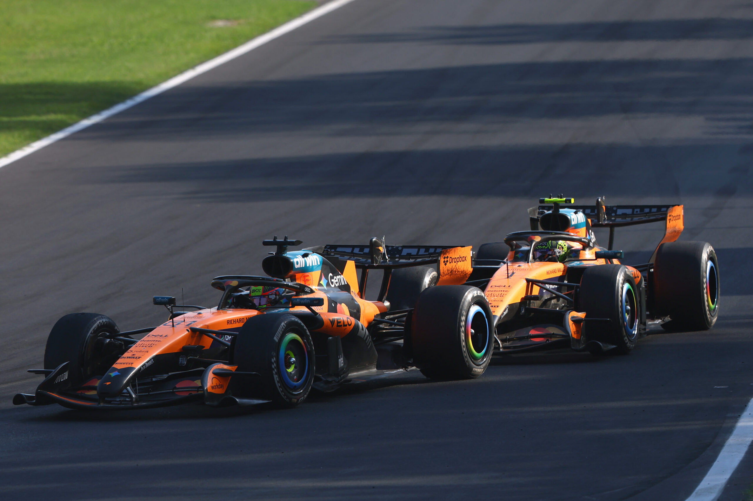 Пілоти McLaren Ландо Норріс та Оскар Піастрі на трасі